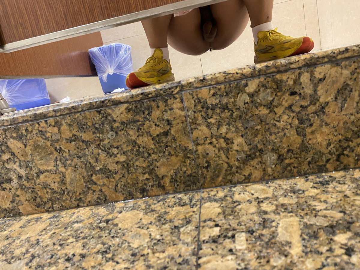 geebarwhore's tweet photo. 粗腿男大的可爱包皮鸡 #偷拍直男 https://t.co/JbR30h0BtK