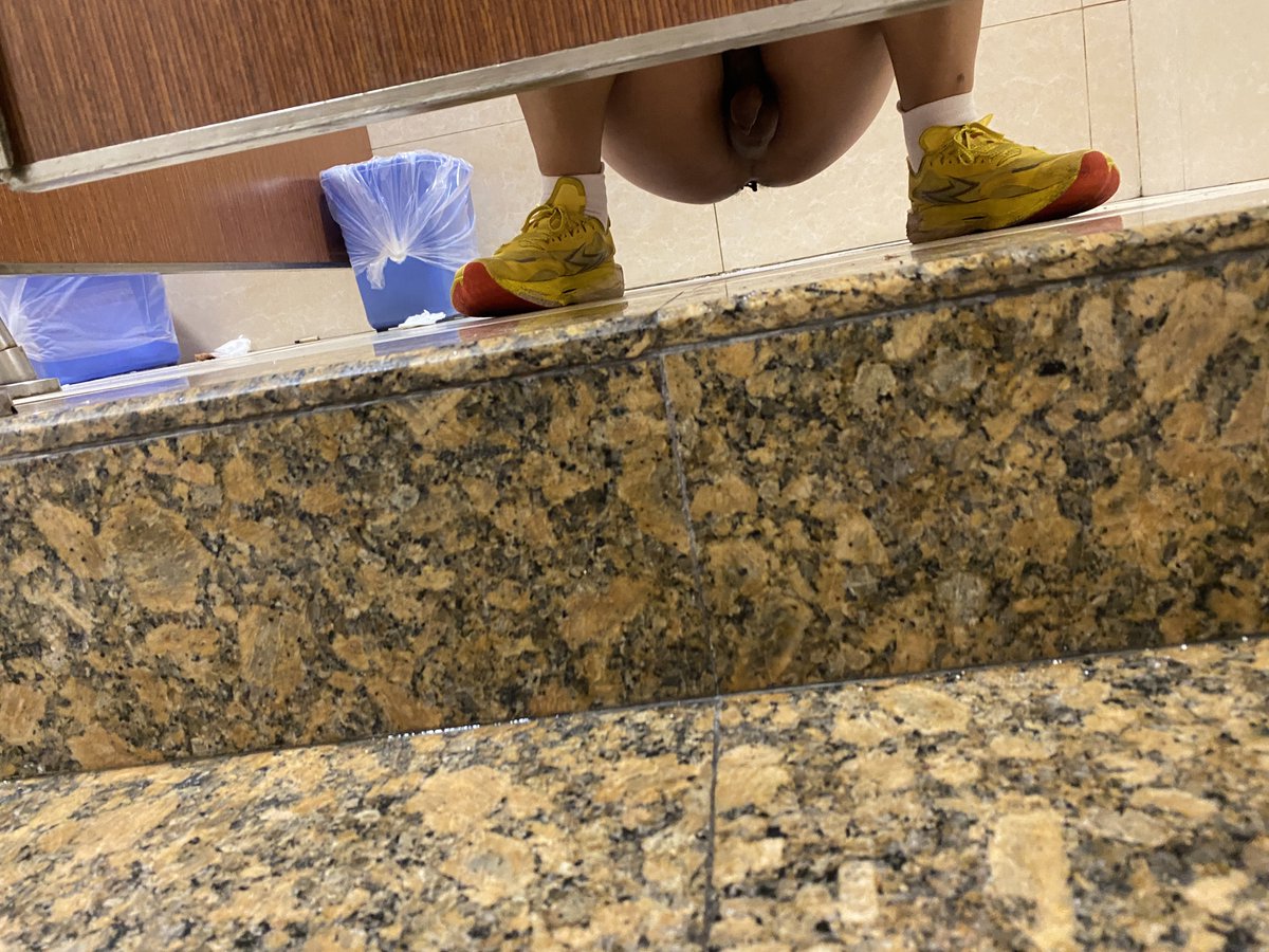 geebarwhore's tweet photo. 粗腿男大的可爱包皮鸡 #偷拍直男 https://t.co/JbR30h0BtK