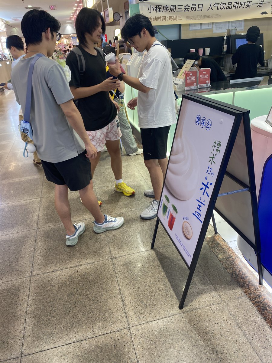 geebarwhore's tweet photo. 粗腿男大的可爱包皮鸡 #偷拍直男 https://t.co/JbR30h0BtK