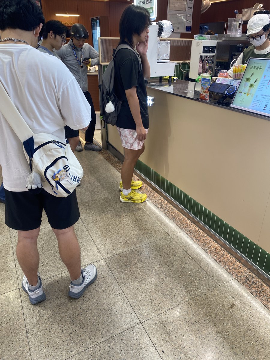 geebarwhore's tweet photo. 粗腿男大的可爱包皮鸡 #偷拍直男 https://t.co/JbR30h0BtK