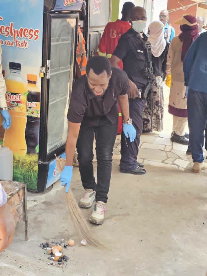 Ntalebrian22's tweet photo. Y first time seeing a mayor clean the community when people who left their rubbish there are continuing with their work.

We need leaders like Nubiani Li. https://t.co/zMg5RXrjWo