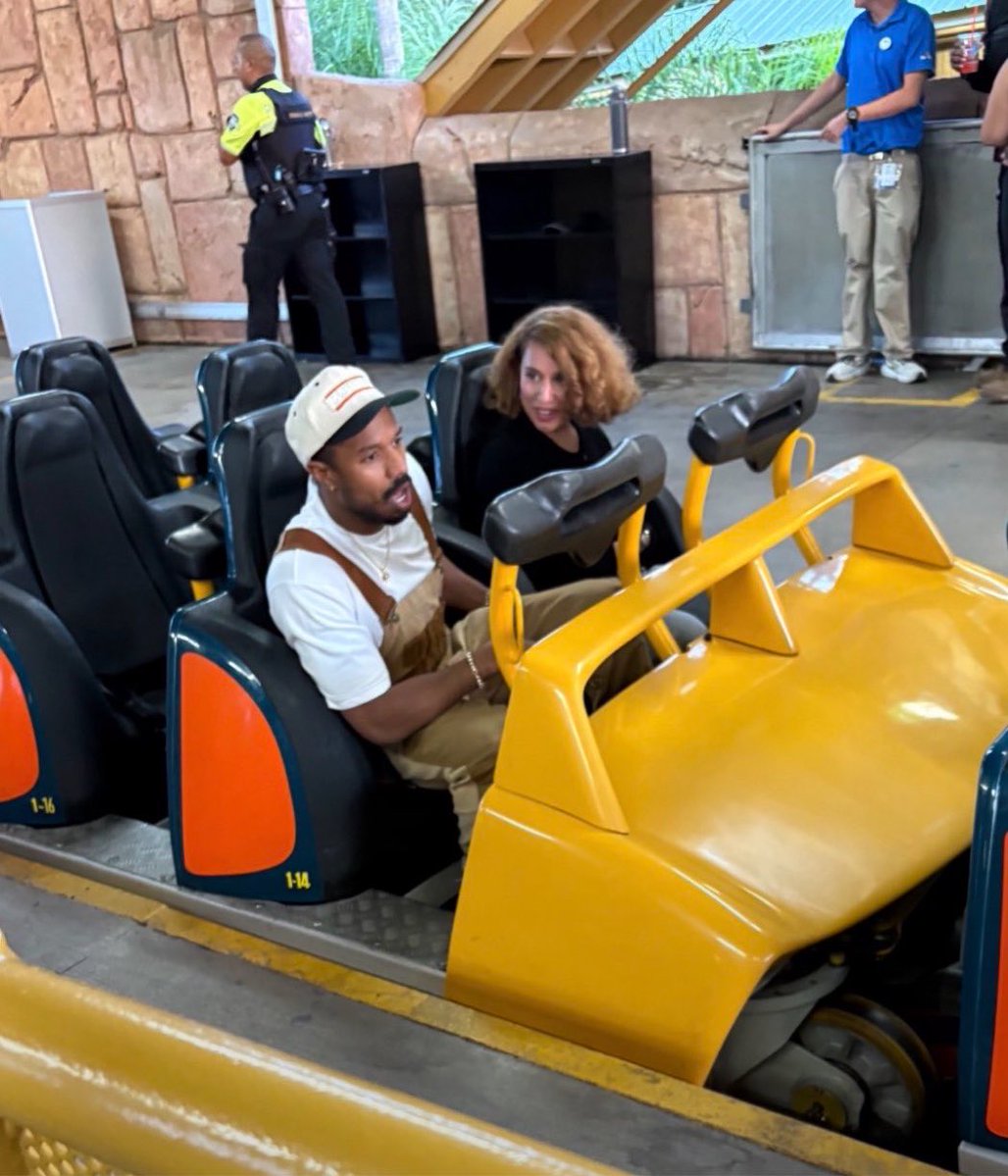 tracklist's tweet photo. Raye e Michael B. Jordan foram flagrados juntinhos em um parque de diversões na Califórnia. https://t.co/WaLgdOmZI3