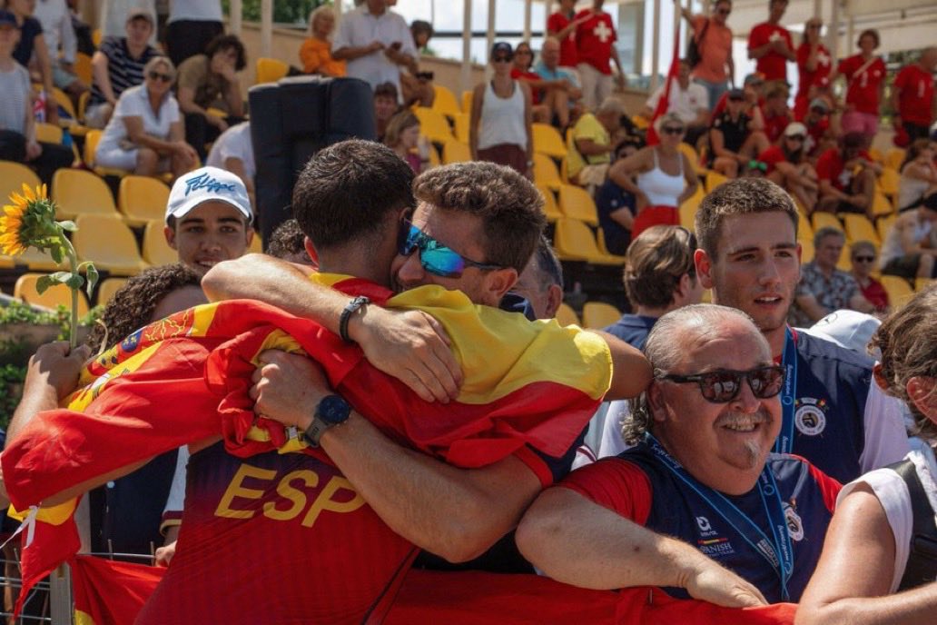 TORO_CT7's tweet photo. 🥇 ¡Campeones del mundo! 🇪🇸
Enhorabuena a nuestro cuatro sin timonel por este oro mundial Sub19.
¡Qué orgullo ver a España en lo más alto! 🇪🇸💪

@fed_esp_remo  https://t.co/AWw2G5rOLd https://t.co/37iYcJCENj