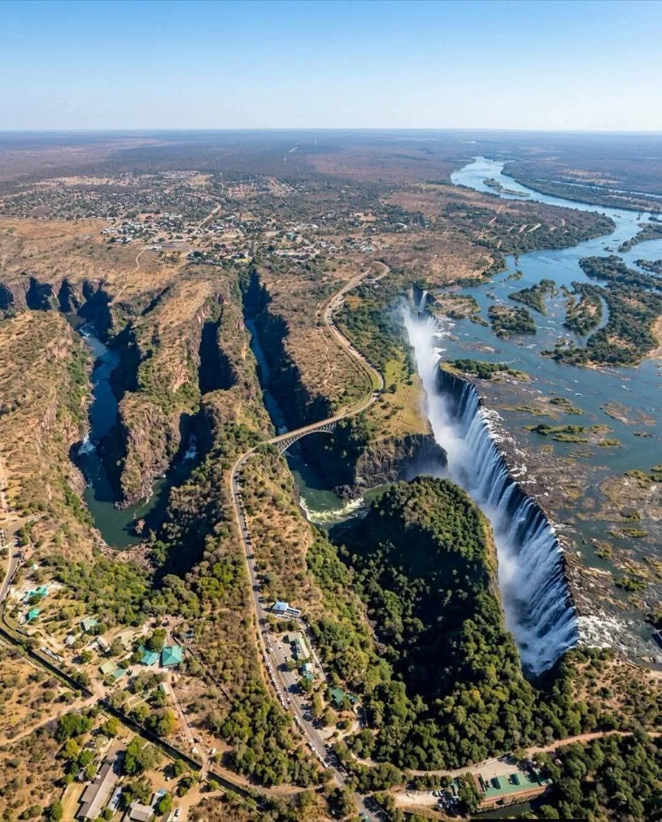 zoomafrika1's tweet photo. Beautiful Victoria falls 🩵🩵 https://t.co/ega042XawR