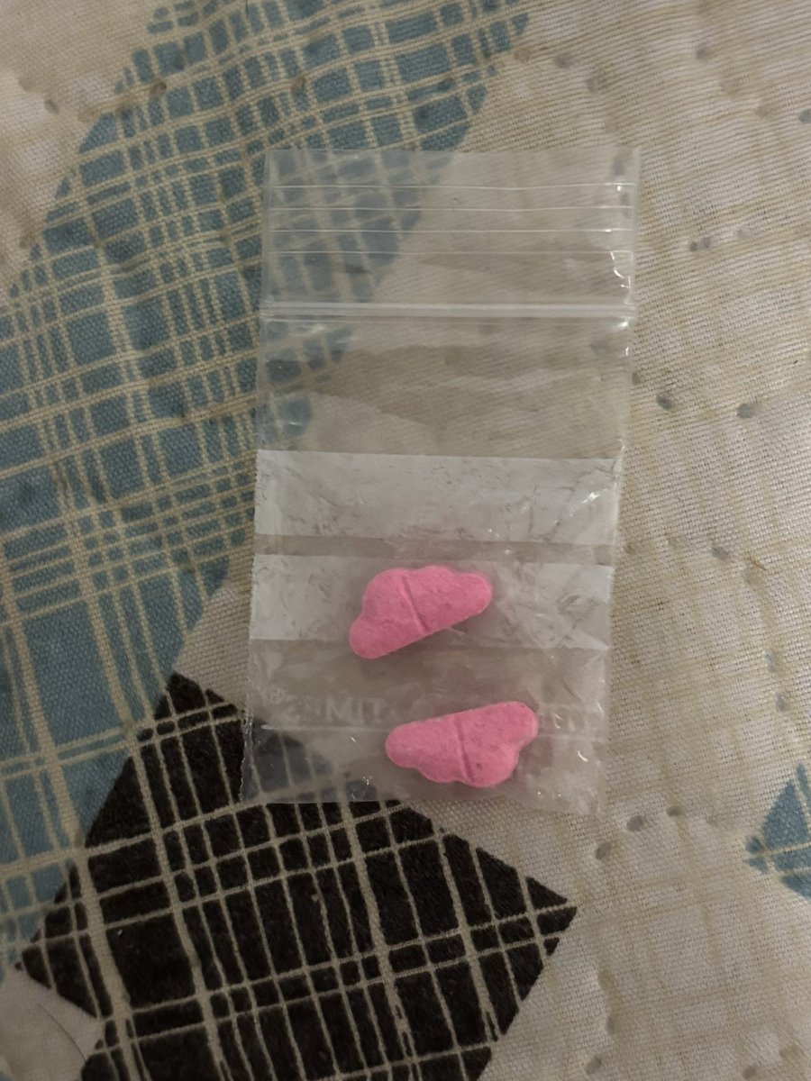 melancoholikaa's tweet photo. alguien me puede decir exactamente qué es? lo acabo de encontrar en un cajón de mi casa JAKDKSKAKAKAK https://t.co/scJWP9LW7l
