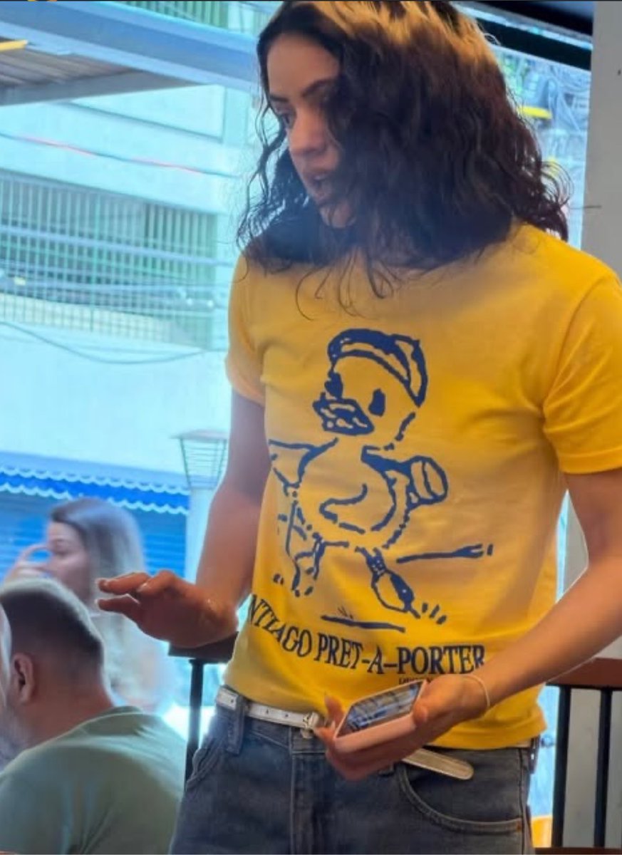 ROSALIABRASIIL's tweet photo. ROSALÍA estava almoçando hoje no Chanchada Bar, em Botafogo. 🇧🇷🤍 https://t.co/AiwfgkbHIu