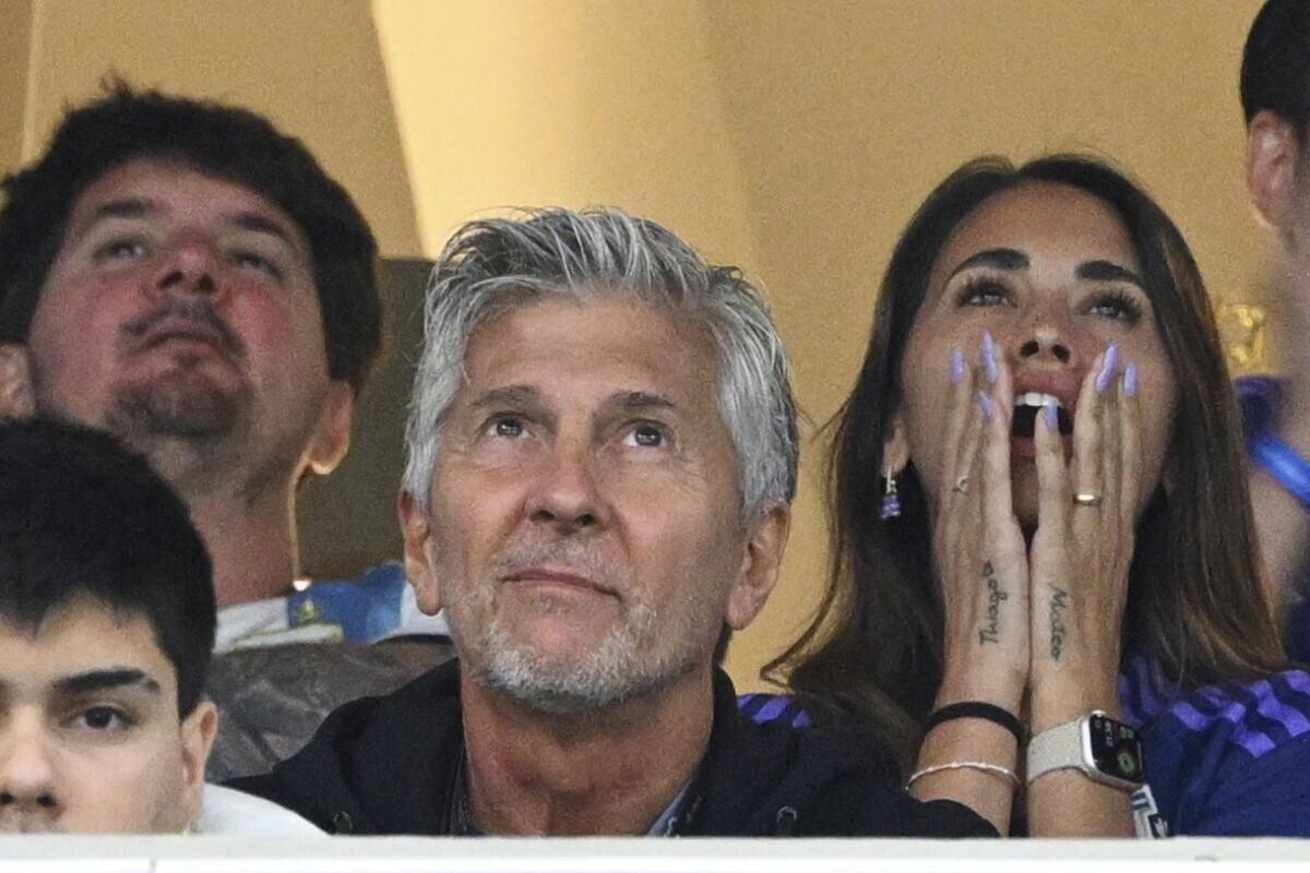 lequipe's tweet photo. Jorge Messi, l'homme derrière la légende : « C'était la personne de confiance de Leo pour tout »

➡️ https://t.co/sWHmimylf6 https://t.co/QUpT6EJVpo
