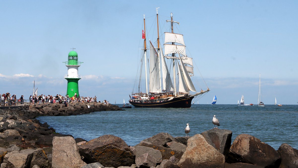 RickyGTS's tweet photo. Jedes Jahr sage ich … es kann nicht besser werden 🙋♂️ … und dann kommt das neue Jahr 😅 #HanseSail 2026 📸 #Warnemünde https://t.co/i2kbYfSW0D