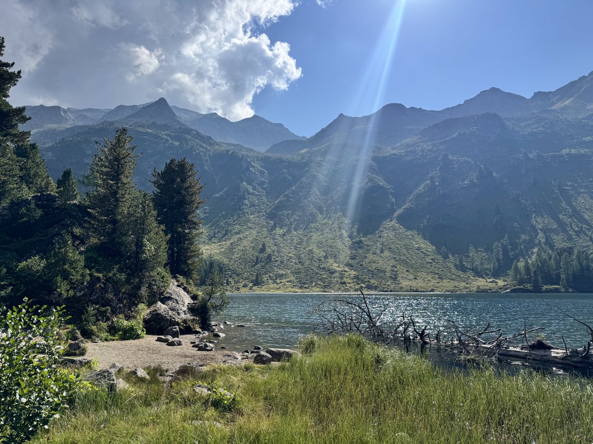 faintswan's tweet photo. huge fan of lakes surrounded by mountains https://t.co/t9VzfGras5