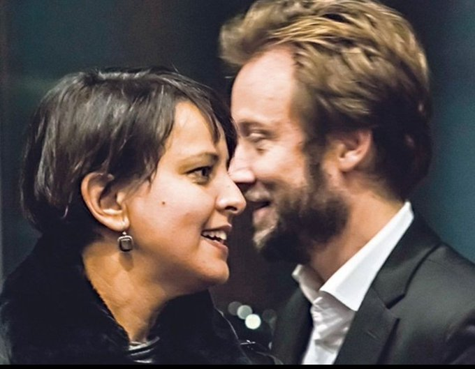 Forhalinton's tweet photo. Najat Vallaud Belkacem est nommée à la Cour des comptes. Son mari est le président du groupe PS à l'Assemblée nationale.  
De son côté, Léa Salamé présente le journal de France 2. Son compagnon, Raphaël Glucksmann, est candidat à la primaire socialiste.  
Les conflits d'intérêts ne semblent gêner personne, du moment qu'ils concernent le PS.