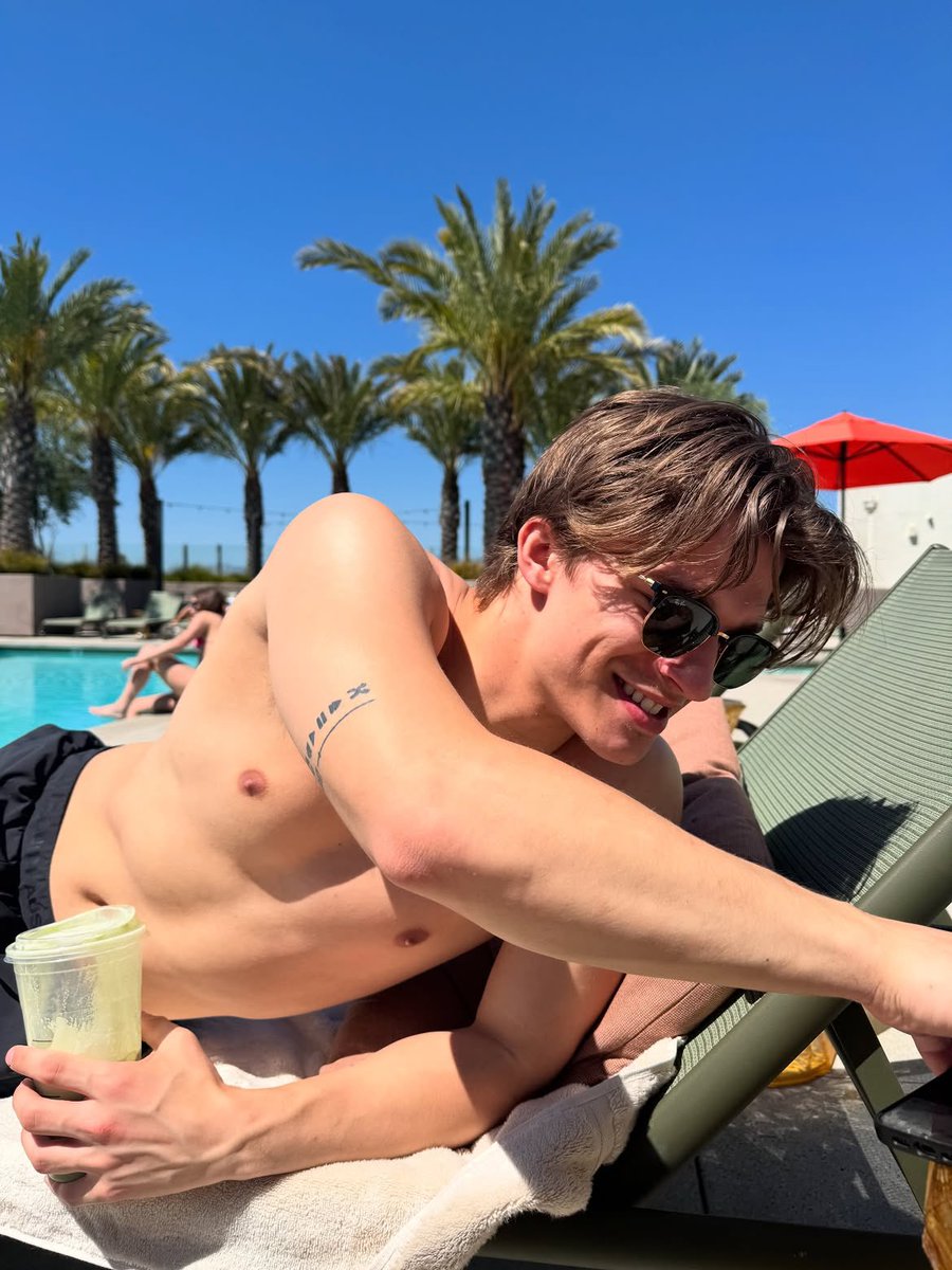 EDW02HRZ's tweet photo. @VOYARPG ⠀⠀⠀⠀ ⠀⠀❛  🪪 .  .  edward walker
⠀⠀⠀⠀⠀⠀⠀⠀⠀⠀⠀⠀ ❪ ele/dele ❫
  
⠀⠀ *  𝓼exuαlıdαde : bissexual
⠀⠀ *  𝓲dαde : 23 anos
⠀⠀ *  𝓹αcote : horizon https://t.co/qpGFuCqKO5