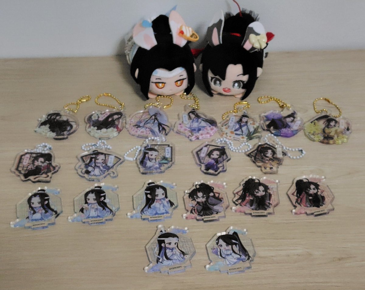 rin_slown's tweet photo. 昨日の戦果🐰懺悔なんですがアクキーとアクスタを買い占めてしまいました…どうしても欲しかったので🙇‍♀️💦でも他のグッズは諦めました。アクスタは何個かなくなってたって事は同志がいる!!遠慮して買ったのかな…ごめんなさい🙏 https://t.co/gddGO8fin1