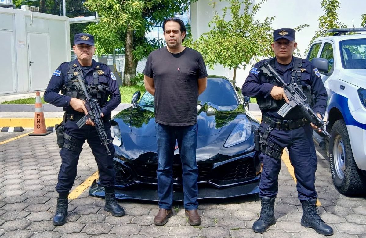 romeoauerbach's tweet photo. La @PNCSV ya presento al responsable del homicidio de un motociclista en el Boulevard del Hipódromo

Se trata de Francisco Javier García Hernández

La chiquitinada salió a decir que había sido un hijo del Diputado @ECastroES 

Luego se preguntan porque el pueblo no los quiere y la respuesta es facil

POR MENTIROSOS Y PASMADOS