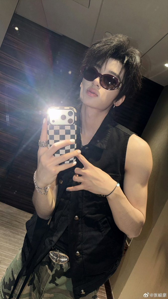 TF3rd_Peru's tweet photo. |[08/08/26]|•Actualización de #ZhangJunhao en su cuenta de Weibo 

Seis fotos consecutivos 
#SHUN理成张

🖇️https://t.co/vz1g8wnVqi

#张峻豪 #TF家族 #TRANSFORMPROJECT #TF家族三代 #TF三代出道实录 #登陆计划 https://t.co/ajOPAiDc0C