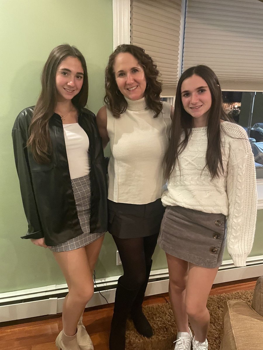 SodraKhan123's tweet photo. Mother daughter? https://t.co/Ej2KyFenDo