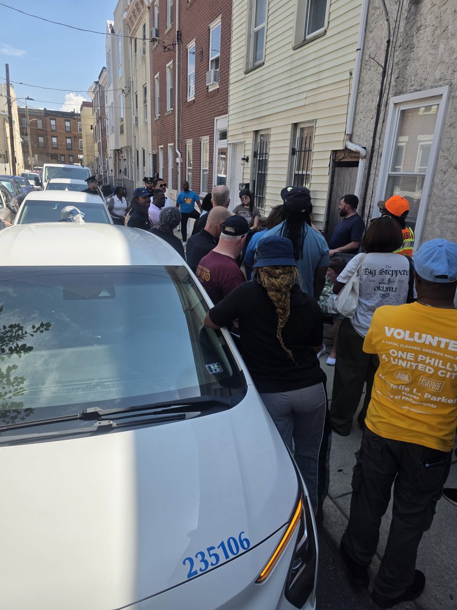 PPD03Dist's tweet photo. Mayor Parker and her team alone with  Captain Mullen (CO 3) handing out appreciation certificates from the department of sanitation to residents of the 500 block of Mountain Street for all their work. https://t.co/J5HlJ15Ekz