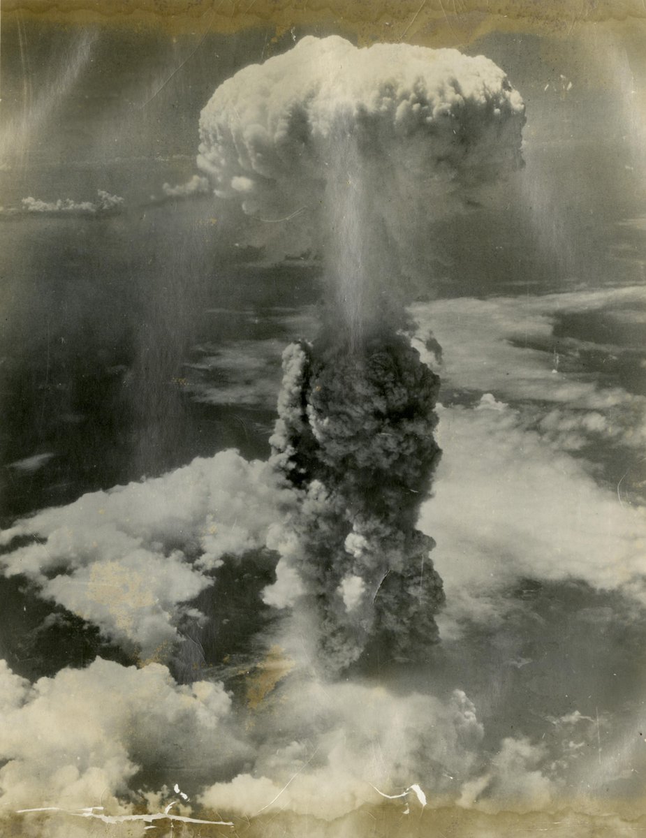 Leoruz's tweet photo. HARI INI • 9 AGUSTUS 📅
1945 — Nagasaki Dihantam Bom Atom

Tepat pada 9 Agustus 1945, tiga hari setelah Hiroshima, Amerika Serikat menjatuhkan bom atom kedua yang digunakan dalam perang.

Pesawat B-29 Bockscar membawa bom plutonium bernama Fat Man dengan sasaran awal Kokura. Namun karena tertutup awan dan asap, pesawat beralih ke sasaran kedua: Nagasaki.

Pada pukul 11.02 waktu setempat, Fat Man diledakkan sekitar 500 meter di atas Nagasaki.

Ledakannya menghancurkan sebagian besar wilayah di sekitar pusat ledakan dan menewaskan puluhan ribu orang.

Namun hari itu tidak hanya membawa kehancuran.

Di hari yang sama, Uni Soviet juga mulai menyerang wilayah Jepang di Manchuria, membuka tekanan baru terhadap Jepang dari daratan Asia.

Hanya beberapa hari kemudian, Kaisar Hirohito memutuskan Jepang harus menyerah. Pengumuman penyerahan disampaikan pada 15 Agustus 1945.

Dua bom. Satu invasi. Dan sebuah perang dunia akhirnya menuju akhir.