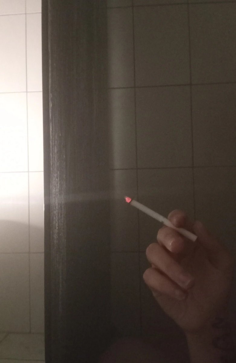 67v6mx's tweet photo. as vezes tudo q eu preciso e um banho bem quente no escuro musica alta e um cigarro ao mesmo tempo 🤍 https://t.co/ta65WO0GwM