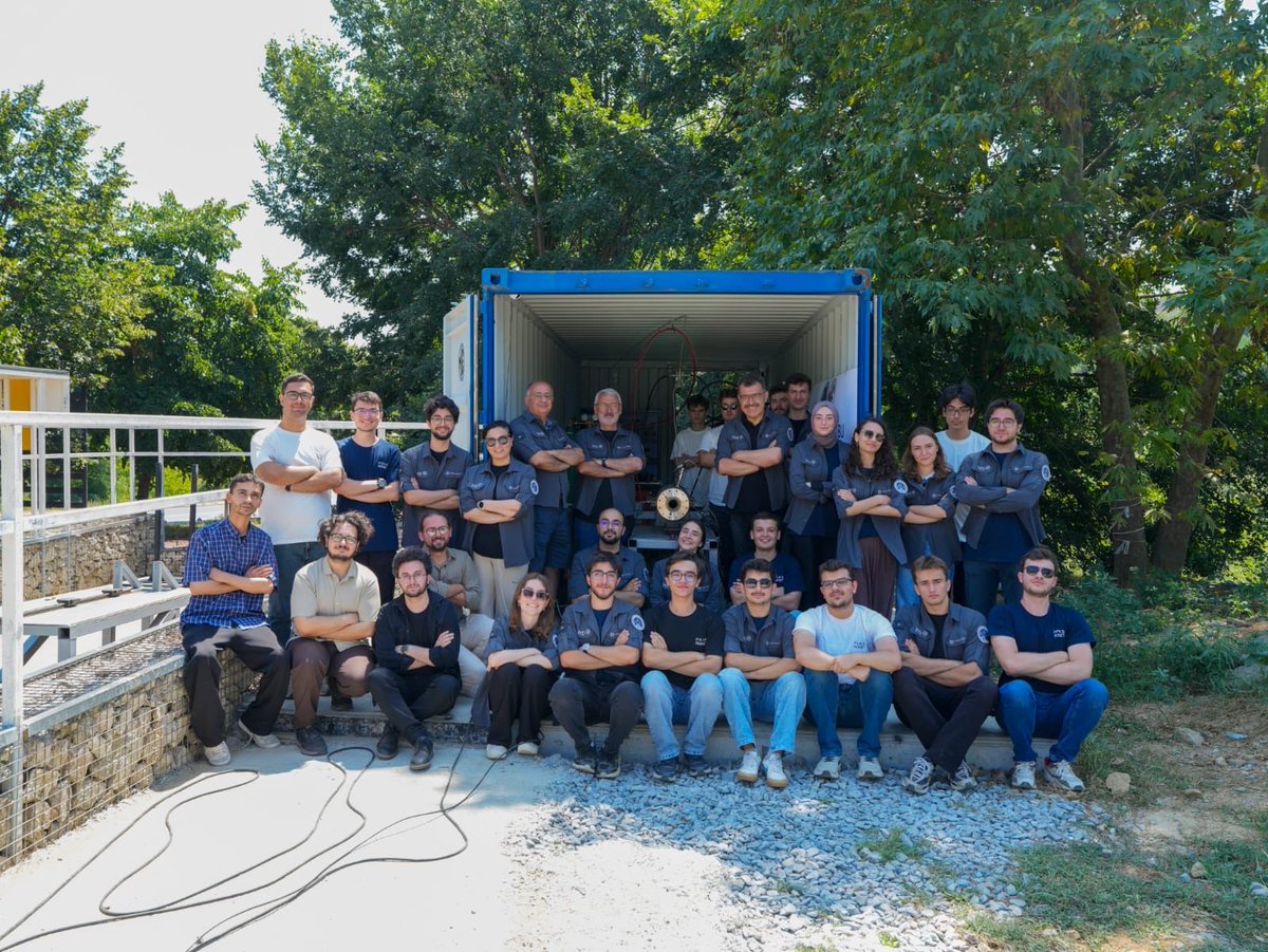 ProfHasanMandal's tweet photo. İki Yıl Önce Hibritle Ateşlenen Yolculuk, Bugün Sıvı Roket Motoruyla Yükseliyor 🚀

İki yıl önce, İTÜ Rektörü olarak büyük bir heyecanla göreve başlamamın ardından ilk ziyaret ettiğim proje takımlarımızdan biri PARS Roket Grubu’ydu. O gün, öğrencilerimizin geliştirdiği yerli hibrit roket motorunun ateşleme testine şahitlik etmiş; gözlerindeki heyecanı, hedeflerindeki kararlılığı yakından görmüştüm. ✨

Aradan geçen iki yılın ardından, bir gece vakti yeniden aynı heyecanın içindeydim. Bu kez, PARS Roket Grubumuzun geliştirdiği sıvı yakıtlı roket motorunun ateşleme testini birlikte gerçekleştirdik. 🐝

İki yıl önce bir hedefin ilk adımlarına, bugün ise o hedefin daha ileri bir teknolojiye dönüşmesine şahitlik etmek benim için büyük bir mutluluk ve gurur kaynağı. 

Bugün ise MKE Genel Müdürü İlhami Keleş'in katılımıyla gerçekleştirdiğimiz statik ateşleme testi, öğrencilerimizin iki yıl boyunca sabırla ve kararlılıkla yürüttükleri çalışmaların ulaştığı noktayı görmek açısından ayrı bir anlam taşıyordu.

Bilim ve teknoloji yolculuğunda ilerleme, bir anda gerçekleşen büyük sıçramalardan önce; sabırla sürdürülen çalışmalar, her denemeden öğrenilenler ve birlikte aşılmış sayısız eşikten doğuyor. PARS Roket Grubumuzun hibrit roket motorundan sıvı yakıtlı roket motoruna uzanan gelişimi, İTÜ'deki proje kültürünün ve öğrencilerimizin üretme azminin en güzel örneklerinden biri.

İki yıl önce de aynı ateşin başındaydık, bugün de… Ancak bugün, hedeflerimiz çok daha yüksek, tecrübemiz çok daha güçlü. 🌱

Bu yolculuğa emek veren PARS Roket Grubumuzun tüm öğrencilerini yürekten kutluyorum. Öğrencilerimize verdikleri kıymetli destek için MKE Genel Müdürü İlhami Keleş'e; PARS Roket Grubumuza yıllardır rehberlik eden değerli öğretim üyemiz Prof. Dr. Alim Rüstem Aslan'a teşekkürlerimi sunuyorum.

@MKEgovtr
@ilhamikeles
@itu1773