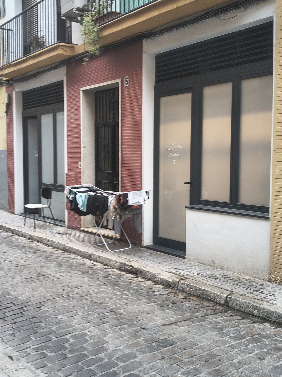 fatimaaboza's tweet photo. Está preciosa Sevilla. Es una alegría pasear y ver tendederos. https://t.co/8lIvHMLlcK