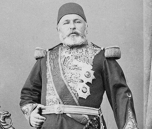 NuhAlbayrak's tweet photo. "Kinim dinimdir" diyen Hüseyin Avni Paşa; Kazaskerlikten azledilerek kaplıcalar diyarı Aydın’a “Vali” tayin edilince rahatsızlığı(!) sebebiyle affını isteyerek, “termal tedavi” için önce Paris'e sonra da Londra'ya gitti! 
Peki dönüşte ne oldu?
https://t.co/jUsbiL2KT1 https://t.co/ctwrmkwS8J