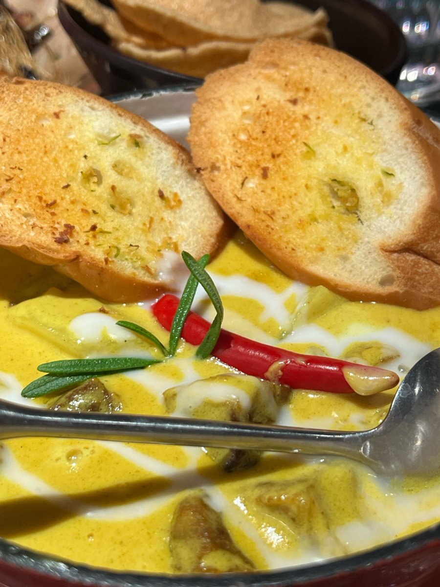 felidae7's tweet photo. Craving something flavorful tonight Our homemade Thai green curry is packed with fresh coconut milk, aromatic herbs and tender veggies—pure exotic comfort in a bowl! https://t.co/rhrgqmgZjp