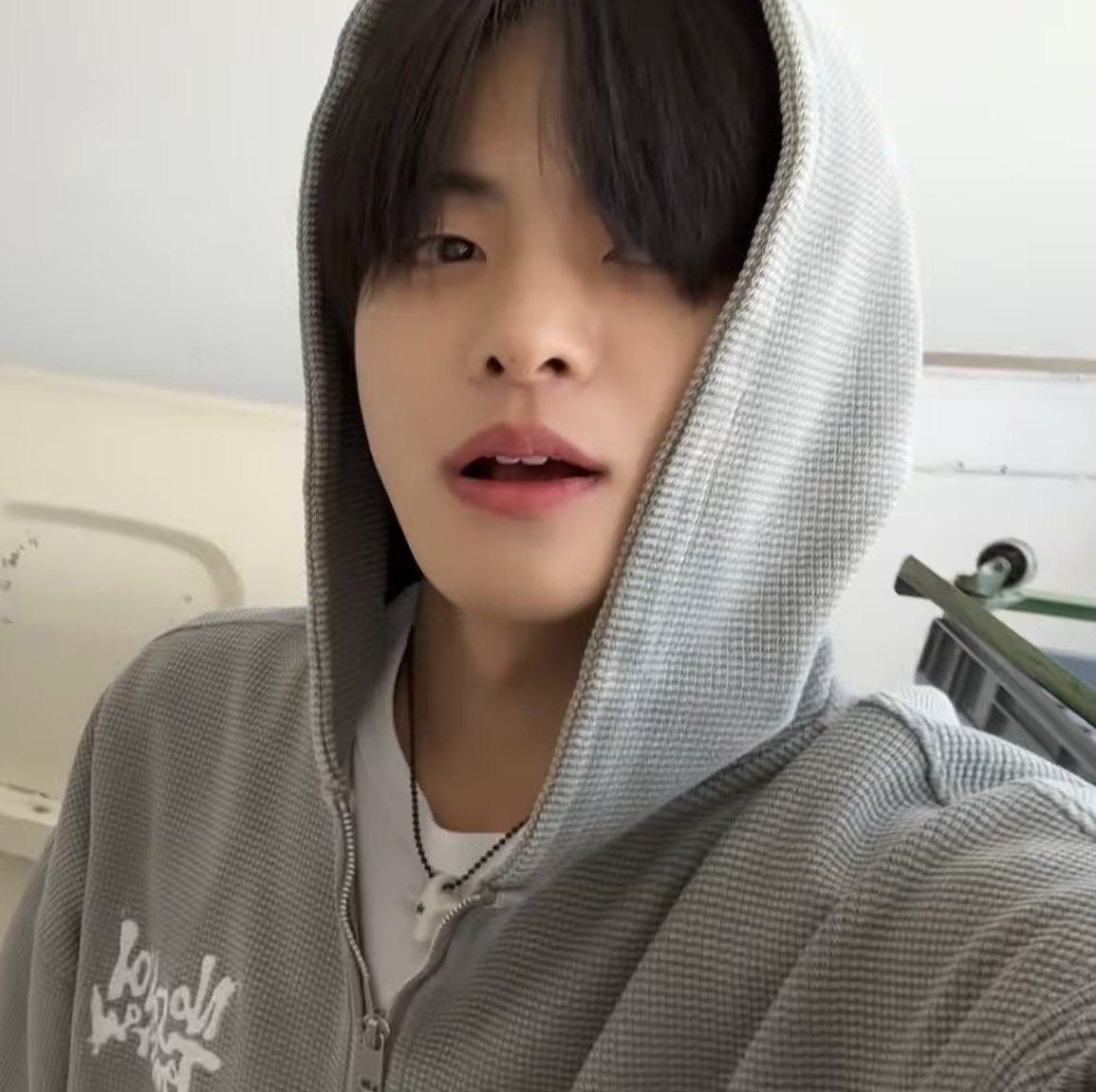 ddangwonii's tweet photo. leo wearing his matching necklace reminds me of when sangwon posted a picture wearing leo’s instead of his own https://t.co/lpLO2sxssJ