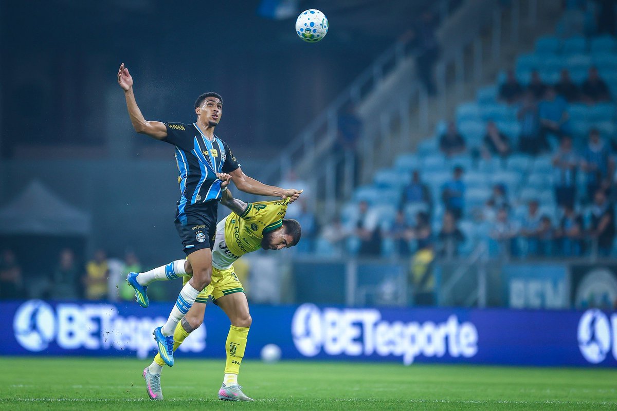 GremioTimeLine's tweet photo. Grêmio garimpou um diamante nas profundezas da Série B. 💎

Zagueiraço. https://t.co/59WopPGM3I