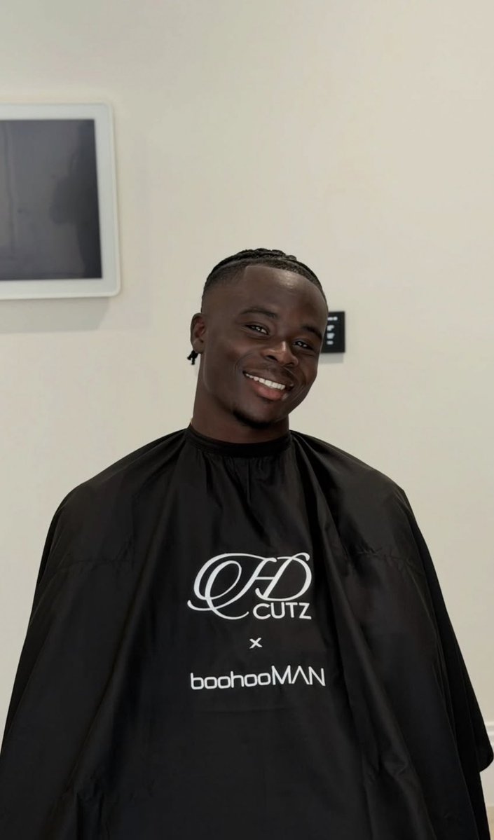 DailyAFC's tweet photo. Bukayo Saka sporting a new look 💇‍♂️ https://t.co/2bbWRGMp8c