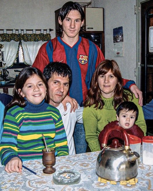 Indie5051's tweet photo. Mientras su papá luchaba por su vida y él estaba lejos, disputando lo que sería su última Copa del Mundo, Messi tuvo que soportar una enorme ola de críticas, cuestionamientos a nivel mundial y miles de noticias falsas de los medios de comunicación.

Jorge Messi tuvo la dicha de ver a su hijo alcanzar las cimas más grandes del fútbol, como convertirse en campeón del mundo, consolidarse como el mejor jugador de todos los tiempos y, sobre todo, verlo construir una hermosa familia.

Para un padre que acompañó a su hijo durante cada paso del camino, no debe existir orgullo más grande que poder contemplar todo lo que logró.

Messi disputó aquel Mundial cargando también con la preocupación por la situación de su papá y enfrentándose a un ambiente sumamente adverso y negativo hacia Argentina. No tenía nada que demostrarle a nadie. Su historia, sus logros y su legado ya hablaban por él.

Y aun así, salió a la cancha, levantó la cabeza y jugó como siempre lo hizo: dejando que el fútbol hablara por él. Gracias por todo Leo. Que en paz descanse Jorge Messi.