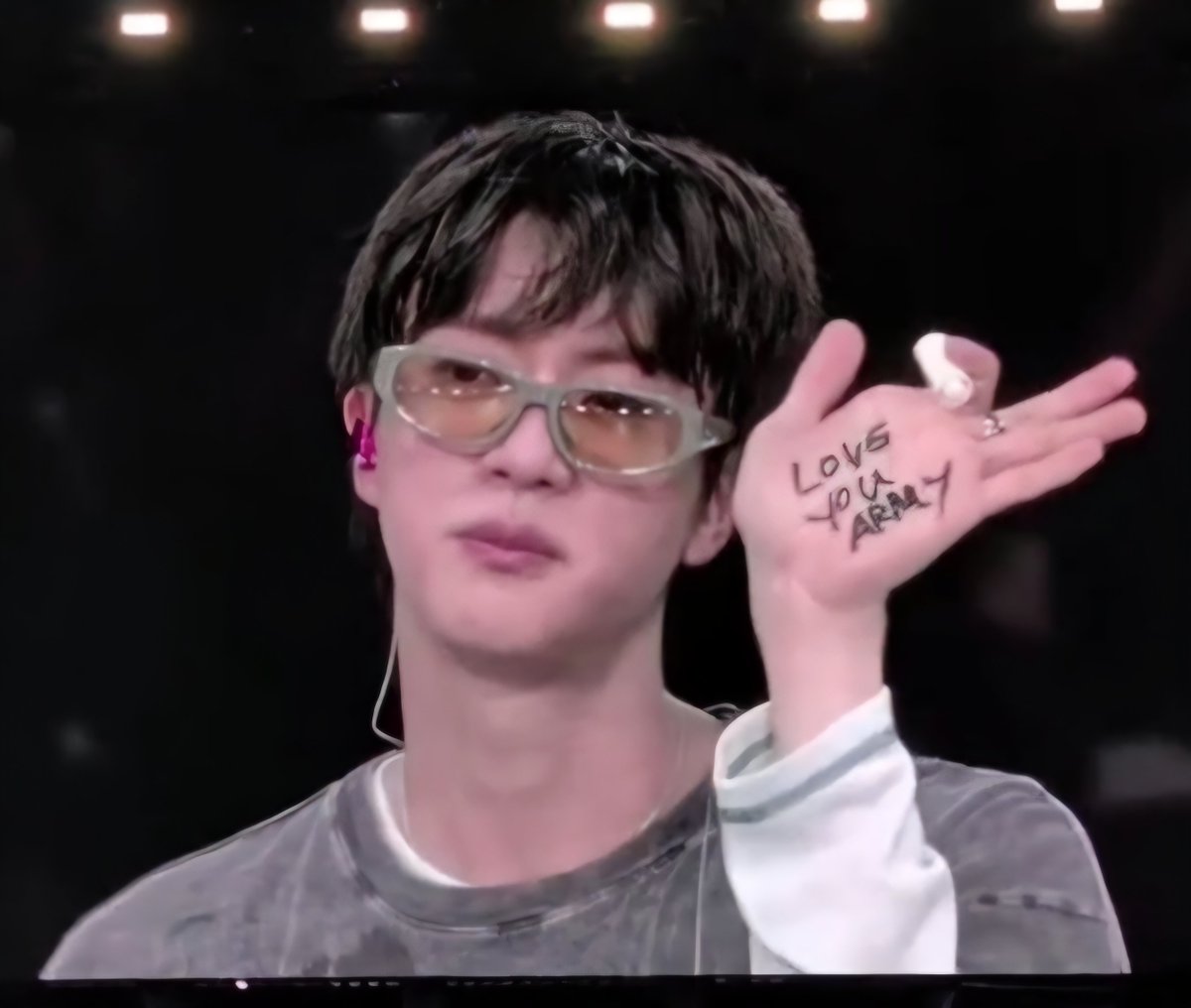Jiniya1204's tweet photo. Seokjin from 2016
And 
Seokjin from 2026
His timeless love for us🥹
#Jin #방탄소년단진 https://t.co/k3Uw3zZWBi