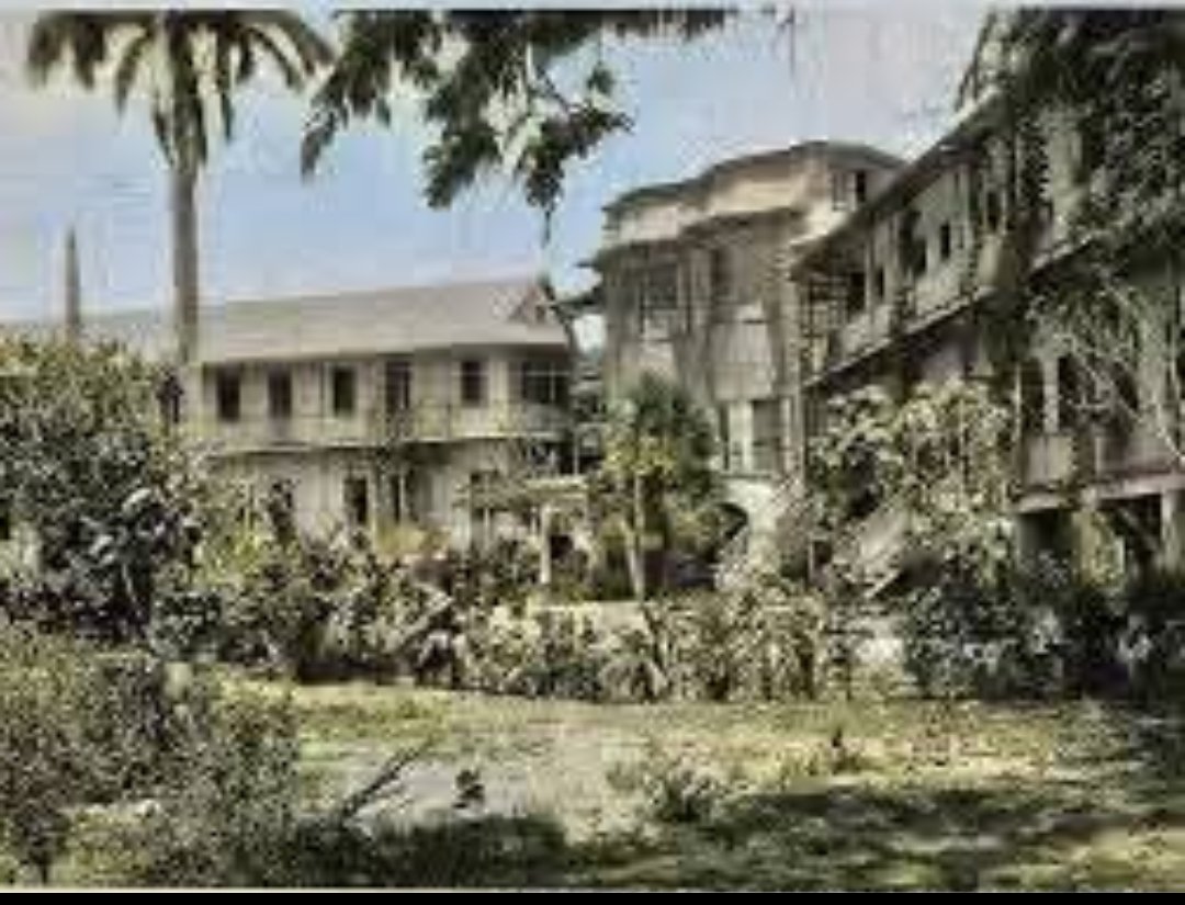 TICOROSANIA's tweet photo. Antigua Pensión Inglesa en donde hoy está el Edificio del Banco de la República, en Murillo entre Líbano (carrera 45) y Olaya Herrera (carrera 46).Antigua Pensión Inglesa en donde hoy está el Edificio del Banco de la República, en Murillo entre Líbano (carrera 45) y Olaya Herrera (carrera 46).