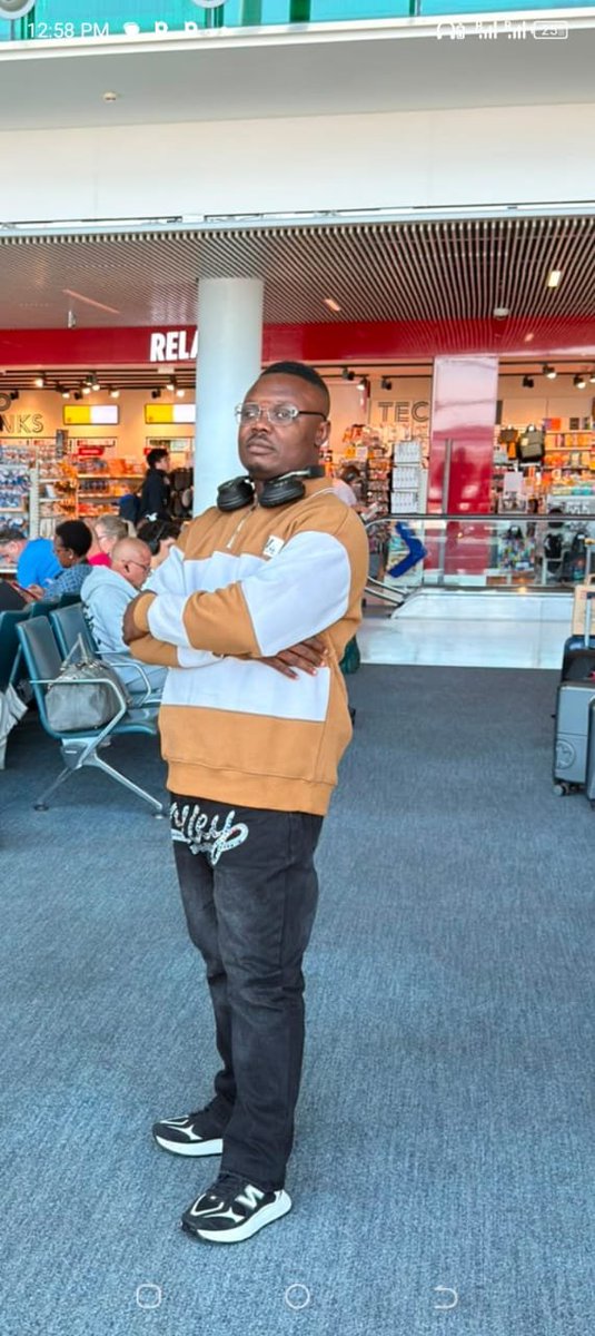 Oludeewon's tweet photo. Meet my guy, Kalu Uchechukwu , @Kaluuche48 (Instagram handle:@iamkaluuche) who landed in Canada🇨🇦 yesterday on a fully-funded MSc Master Card scholarship at  McGill University, Montreal Quebec.

It covers flight, tuition, accommodation, feeding, plus stipend.

Kalu was a recipient of the Free Scholarship Whatsapp group for First Class students I opened sometimes ago.

This scholarship is arguably the best in the world in my opinion because the total value is more than 200k dollars.

Most importantly, his PR is sure after schooling.

Congratulations.