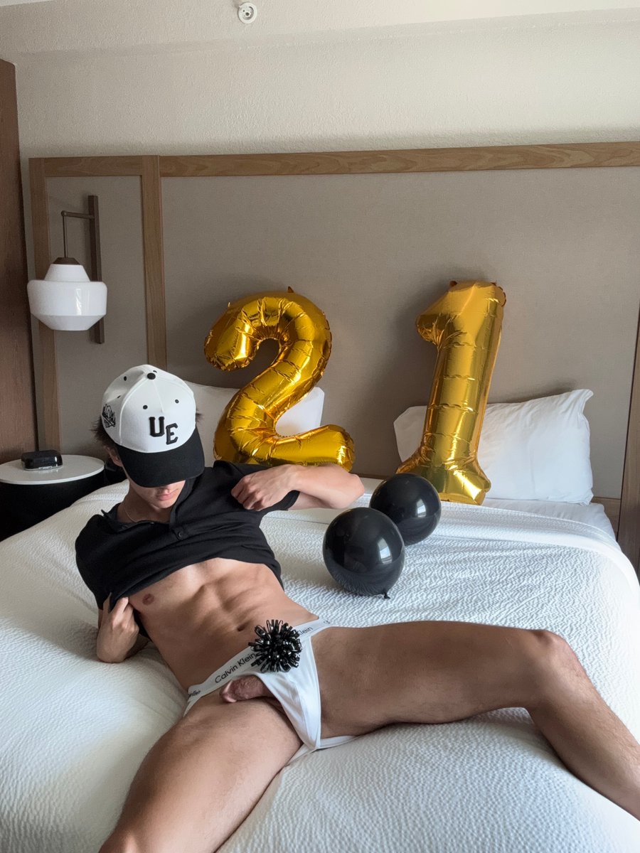 theos_hole's tweet photo. Its my birthdayyyy https://t.co/SWh7Zfmw3J