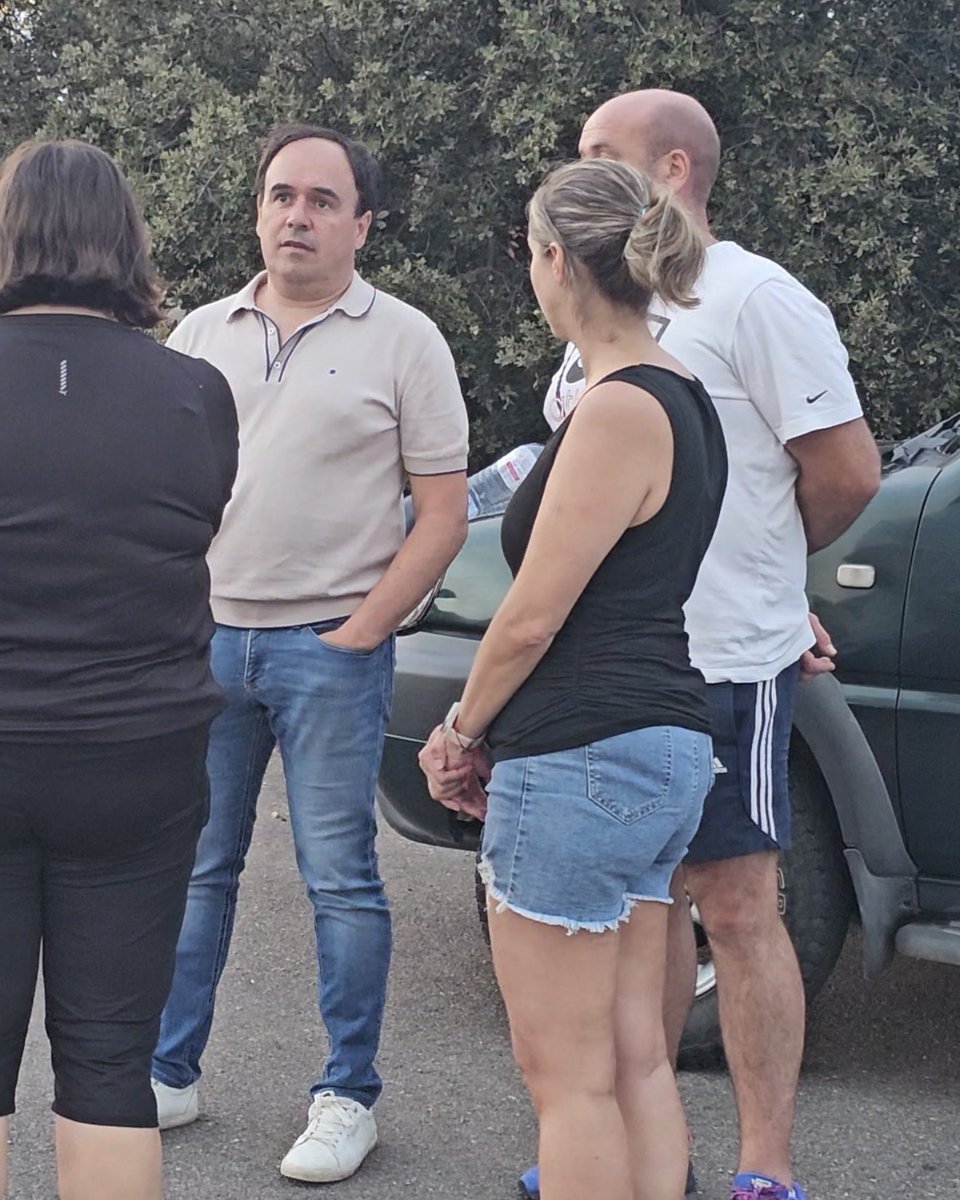 JFPerezLlorca's tweet photo. Junto a vecinos de Catí, he conocido de primera mano la situación del municipio, que permanece confinado. Seguimos muy pendientes de la evolución del #IFTírig y de las indicaciones de los servicios de emergencia durante las próximas horas.

Máxima atención a los avisos de @GVA112 y a la información difundida a través de sus canales oficiales.