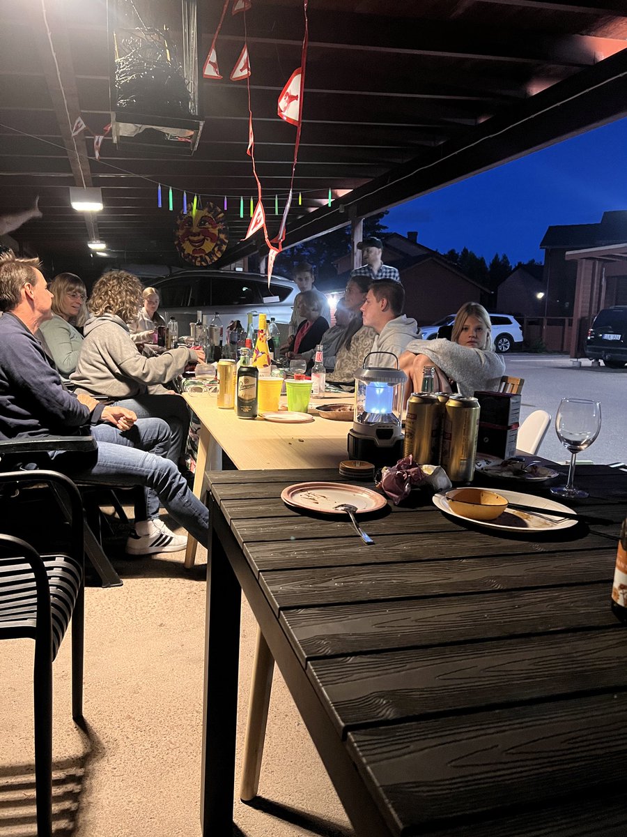 dasimaster's tweet photo. Kräftskiva på området idag. Å så dricks det bloody Mumin. https://t.co/fJQU0FNa7U