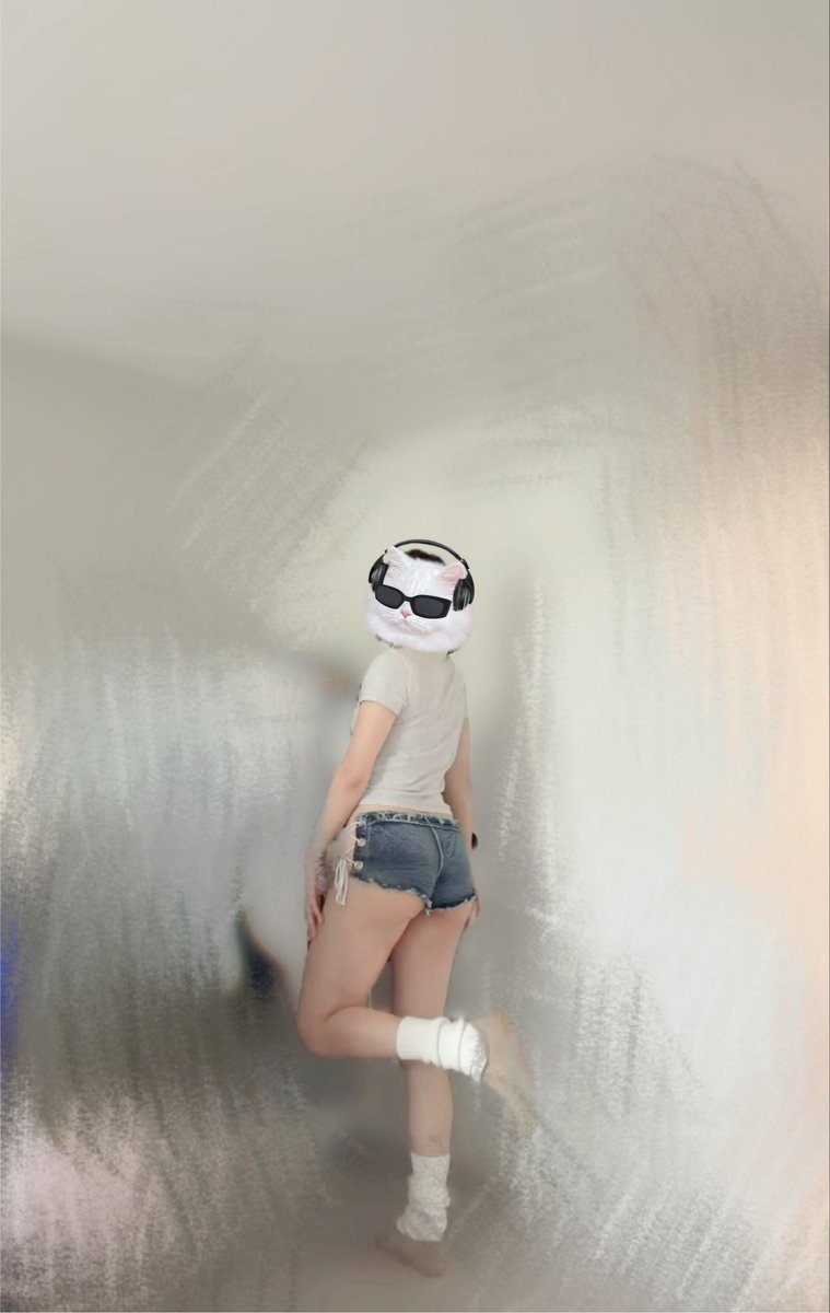 Xixi795's tweet photo. 本来觉得还很可爱 
但是感觉还是光🍑和堆堆袜比较搭 https://t.co/wAwBoOnWQf