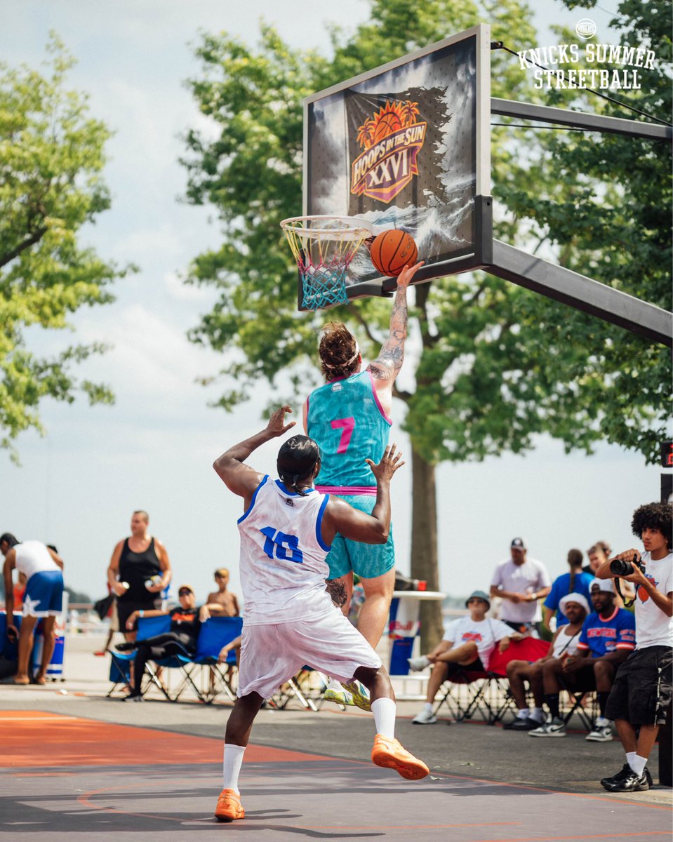 nyknicks's tweet photo. hoopin in the sun ☀️ https://t.co/WnBRLrwqJK