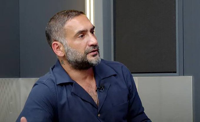 galasportz's tweet photo. Ümit Karan: "Şampiyonlar Ligi'ne direkt katılacak takımlar arasında Galatasaray'dan daha az harca yapan tek takım Villarreal. Ve Galatasaray o Villarreal'e oyun olarak da skor olarak yenildi. Galatasaray'ı getirdiğiniz nokta bu sayın Dursun Özbek." https://t.co/Zj15e0rbFu