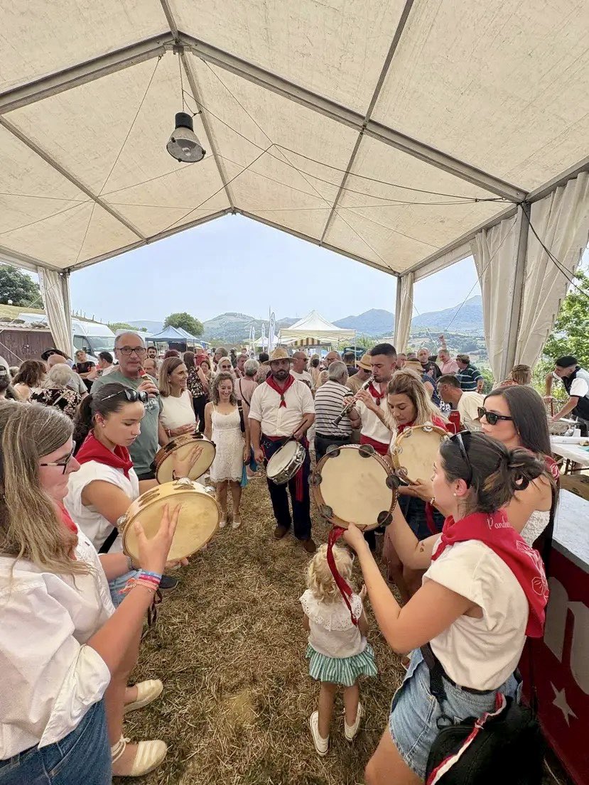 prcantabria's tweet photo. 👏 Gracias a todos los vecinos de Silió por el cariño y por mantener viva esta tradición.

💚 ¡Viva Santa Marina y viva Silió!

#SantaMarina #Silio #Molledo #Tradiciones #Cantabria https://t.co/JiMjsG8uzX