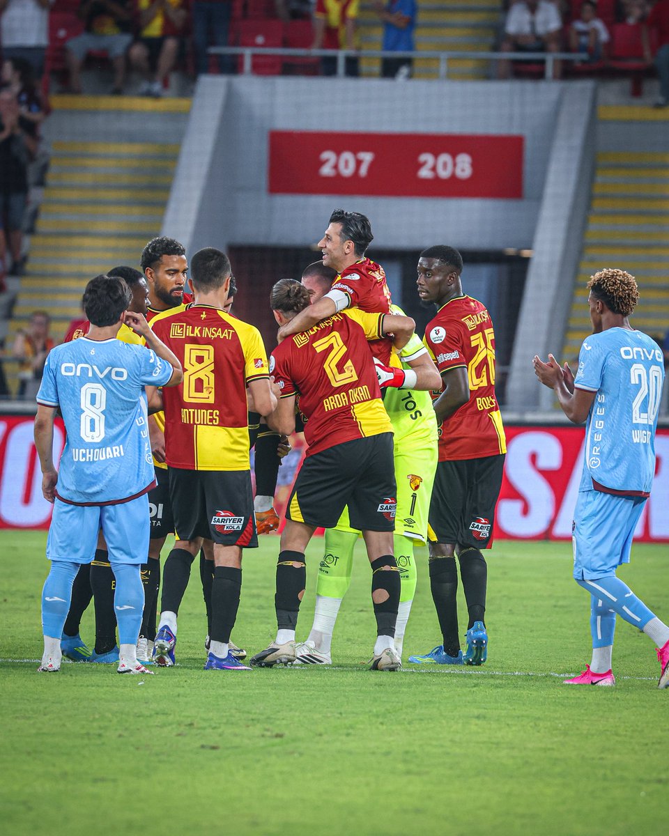 Goztepe's tweet photo. Kaptan İsmail Köybaşı!💛❤️

Futbol kariyerin boyunca göstermiş olduğun karakterin, armamıza olan bağlılığın, gençlere ve geleceğimize kattığın değerle yalnızca bir futbolcu değil, gerçek bir kaptan oldun.

Sahada verdiğin mücadeleyle, saha dışında sergilediğin duruşla ve her zaman takım arkadaşlarının yanında oluşunla bu formanın taşıdığı değerleri en güzel şekilde temsil ettin.

Bugün yeşil sahalara veda ederken geride yalnızca oynadığın maçları, attığın golleri ya da kazandığın zaferleri bırakmıyorsun. Arkanda güzel hatıralar, örnek bir kariyer ve senden sonra bu formayı taşıyacak gençlere bırakılmış çok kıymetli bir miras bırakıyorsun.

Yollarımız kesiştiği, bu armayı gururla taşıdığın ve Göztepe ailesinin bir parçası olduğun için teşekkürler Kaptan.

Sahadaki hikayen bugün sona eriyor belki ama bu büyük ailenin içerisindeki hikayen devam ediyor.

Her şey için teşekkürler İsmail Köybaşı… İyi ki bizim kaptanımız oldun.

#Göztepe