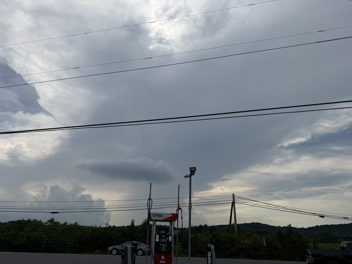 mikelevinewx's tweet photo. Severe-warned storm over Berryville, as seen from Lucketts. #VAwx https://t.co/DhUQWIVdKN
