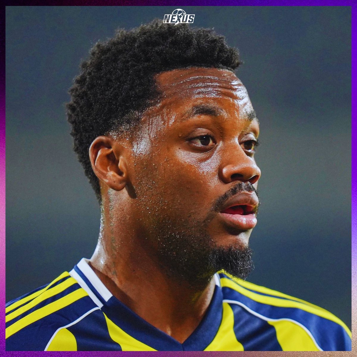 nexustransfer's tweet photo. Uğur Karakullukçu: "Fenerbahçe'nin 20 M€ ödediği adamı sen 3.5'a 4'e oynatacaktın.

Zaten istediğin şey kenardan gelip gol atması, son vuruş yapması. Kafa kırık olsa da çok önemli değil yani.

'Daha iyisini alacağız'...

Nerede Jhon Durán'dan daha iyisi?" https://t.co/1V30cpTYN7