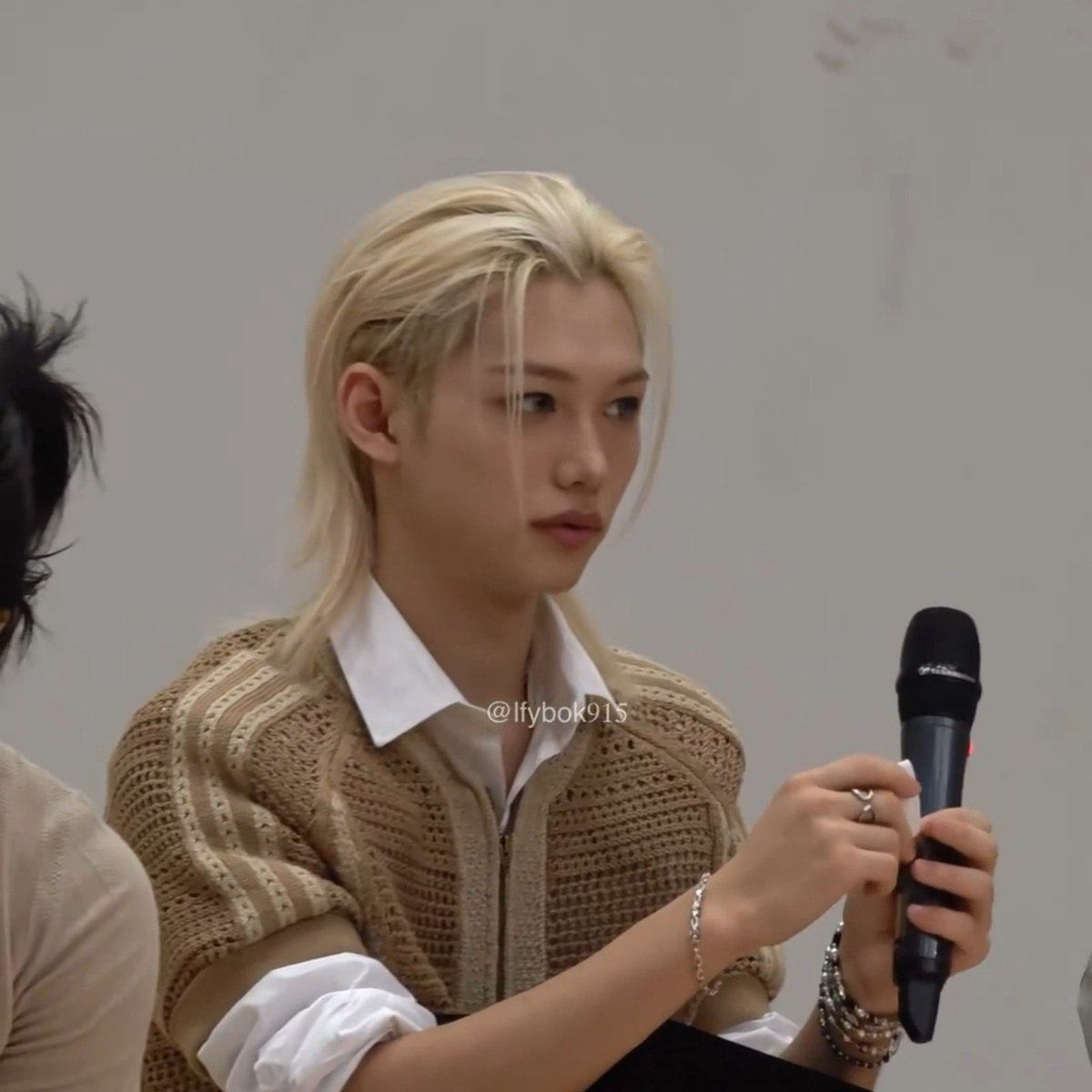 hyundentinhos's tweet photo. Quero mematarkk olha a carinha dele com alguém sendo rude e perguntando se ele não sabia ler, quando tava se esforçando pra isso? Ele veio da AUSTRÁLIA sabia pouco coreano, passou noites em claro sendo traineer pra aprender, o Minho ajudou ele, e ainda vai ter coisas a APRENDER https://t.co/LYu7kQ12LN