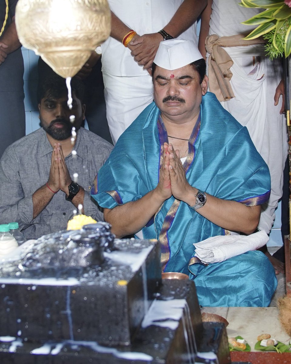 Prof_RamShinde's tweet photo. कर्जतचे आराध्य दैवत श्री संत शिरोमणी सद्गुरू गोदडनाथ महाराजांच्या रथयात्रा उत्सवानिमित्त मनोभावे दर्शन घेत विधिवत महाअभिषेक करून सर्वांच्या सुख, समृद्धी आणि आरोग्यासाठी प्रार्थना केली. https://t.co/RmS5ncTQp9