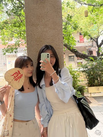 Myraothman's tweet photo. Visiting art galleries during travel offers a profound aesthetic experience. The diverse paintings and curated exhibitions deliver exceptional visual delight while enhancing one's appreciation for beauty on the journey. 📆 Holiday tidying is complete—now we're all set to welcom https://t.co/lVEUrI1wDy