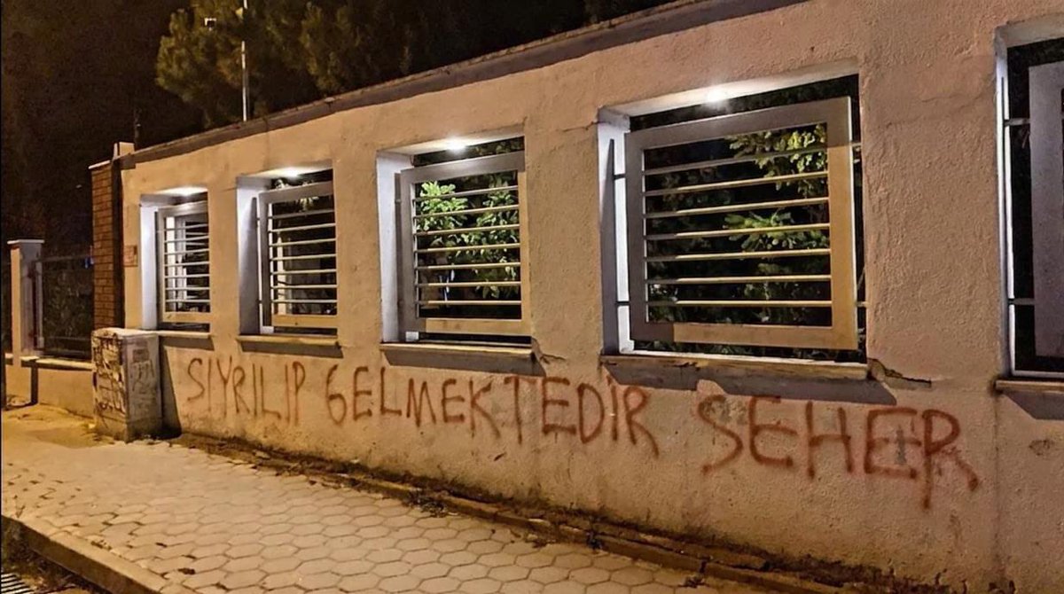 isyanolsun2's tweet photo. Sıyrılıp gelmektedir seher 
Belli ki yakındır… https://t.co/qMfaJj6i3H