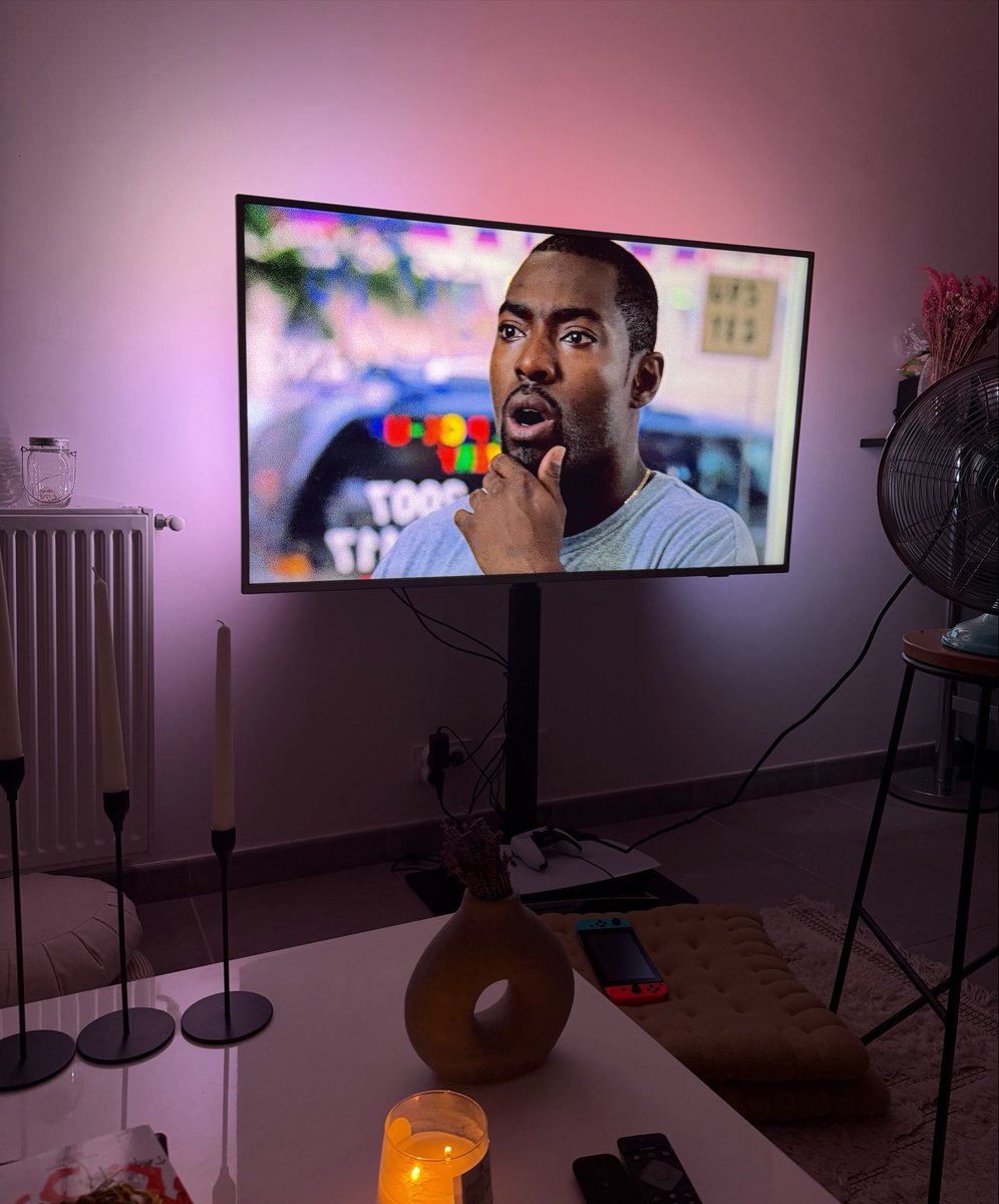 camkheir's tweet photo. je regarde The Wire pour la 1ere fois : la machine à mèmes twitter que cest devenu 😭 j’rigole tte seule devant des scènes mm pas drôles mdr bref une série tjrs autant d’actu qui traite de façon juste les questions de rapport de force/pauvreté/violence institutionnelle/corruption https://t.co/c30qyRqG7T
