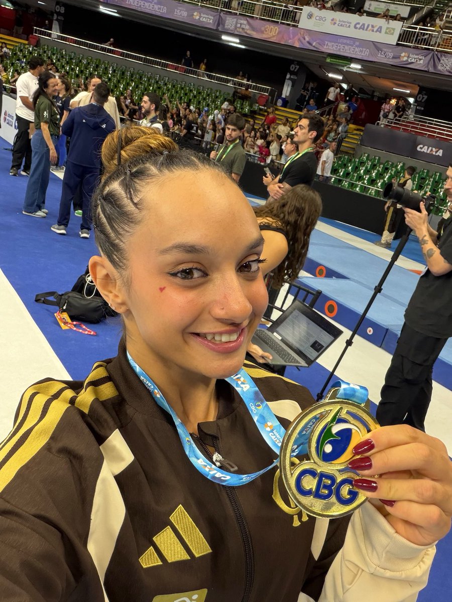 TimeFlamengo's tweet photo. NICOLE BELLO E SUA MEDALHA DE OURO!!! ❤️🖤💪

O ADM TÁ MUITO FELIZ! 

#FlaGinástica https://t.co/HcY1ZsyNBZ