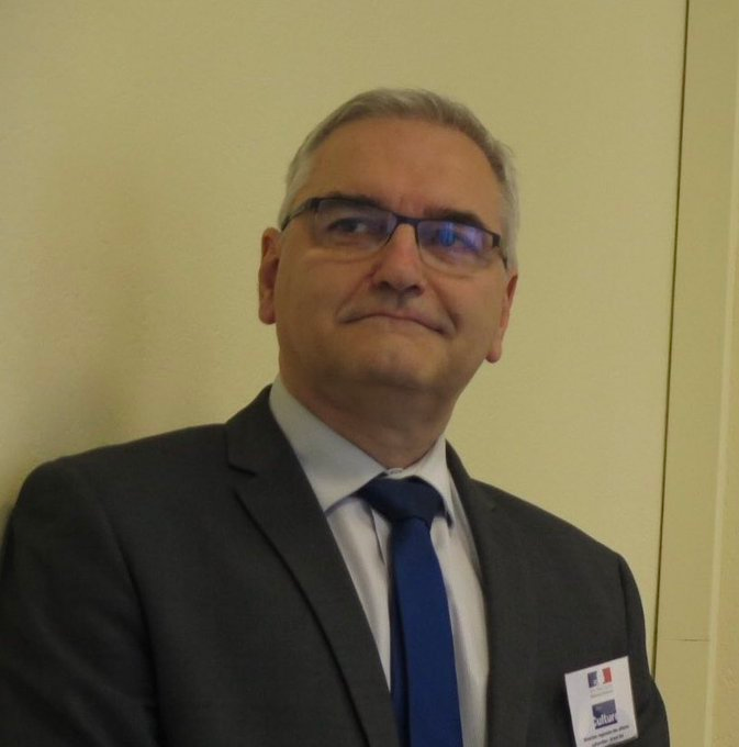Forhalinton's tweet photo. 🚨🇫🇷🧪 Christian Nègre, haut cadre du ministère de la Culture, a drogué le thé et le café de plus de 250 femmes.

Il provoquait chez elles une envie irrépressible d'uriner, les emmenait marcher des heures loin de toute toilette… et les regardait.

250 victimes. Des années d'impunité. Une protection du système ?

Ce prédateur a sévi dans les hautes sphères de l'État.

Qui l'a protégé ? Qui a fermé les yeux